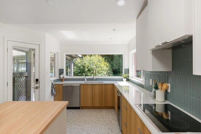 3 of 43 - 2693 Macdonald Dr E, Saanich, BC