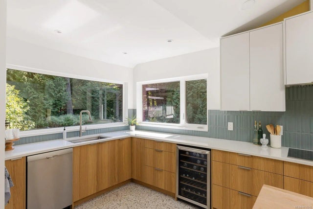 4 of 43 - 2693 Macdonald Dr E, Saanich, BC