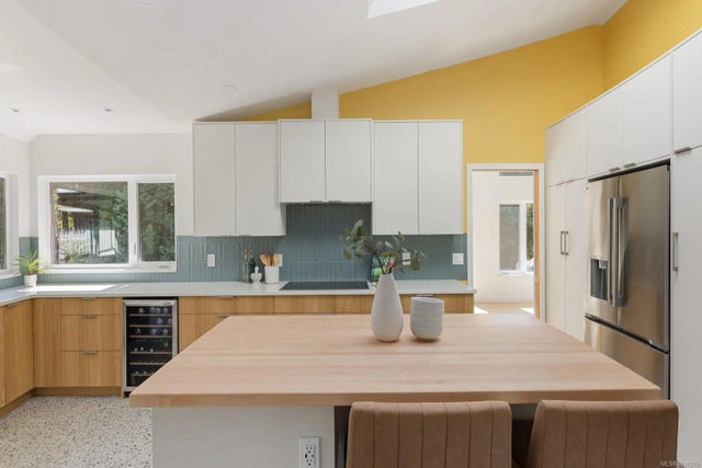 5 of 43 - 2693 Macdonald Dr E, Saanich, BC