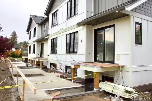 2 of 3 - 3513 Henderson Rd 2, Oak Bay, BC