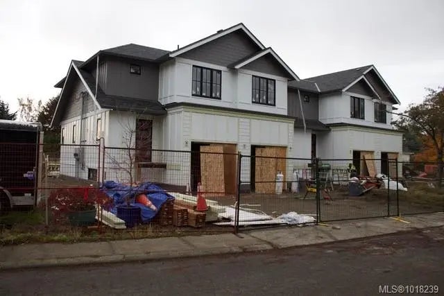 3 of 3 - 3513 Henderson Rd 2, Oak Bay, BC