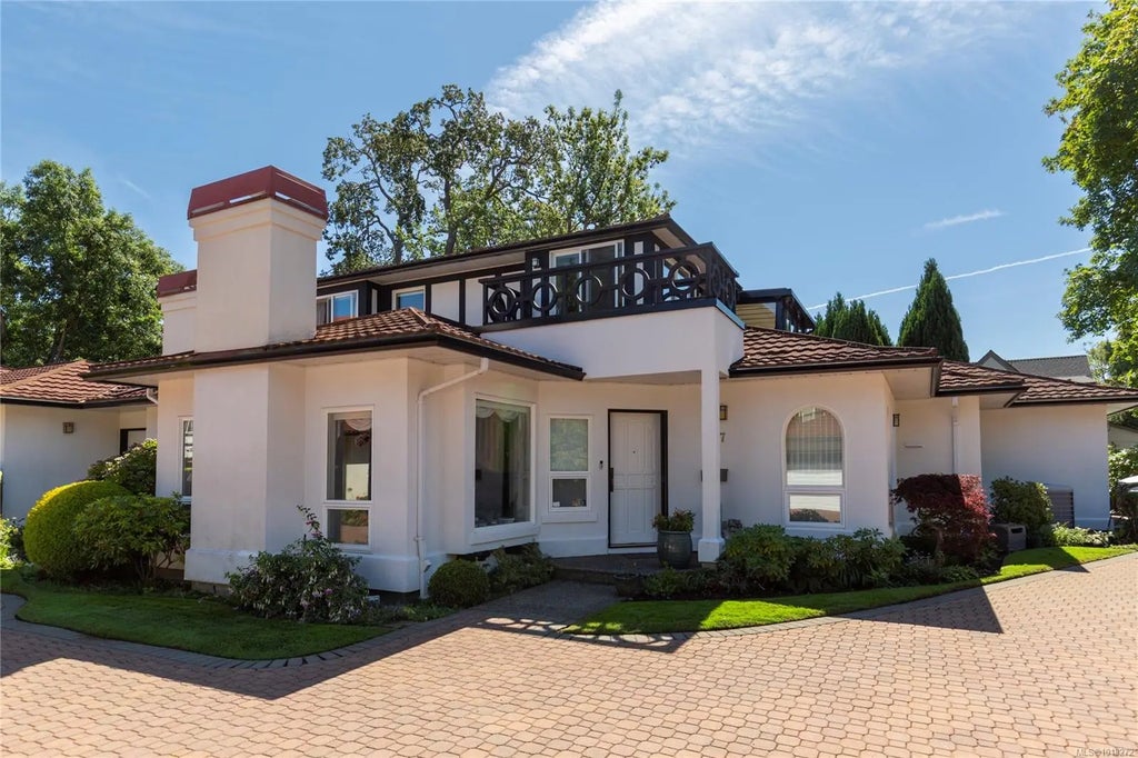 919 Pemberton Rd 7, Victoria