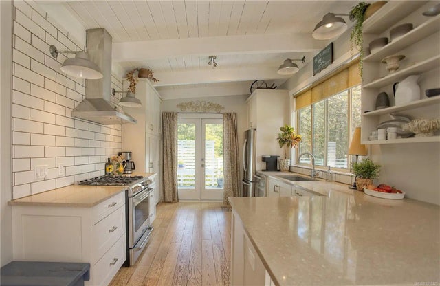 4 of 49 - 310 Woodland Dr, Salt Spring, BC