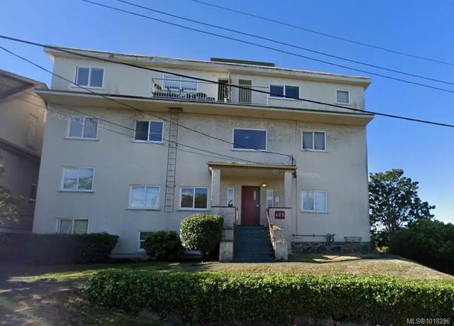 1 of 9 - 423 Wilson St, Esquimalt, BC