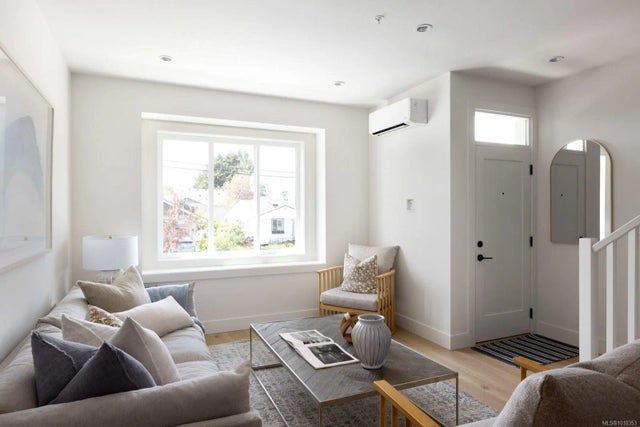 3 of 42 - 10145 Fifth St 15, Sidney, BC