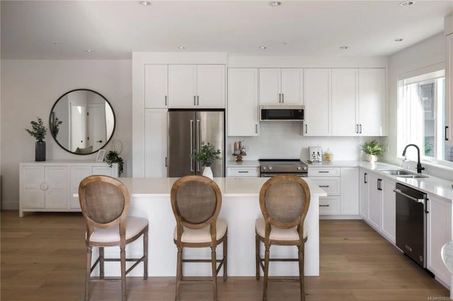 3 of 43 - 10145 Fifth St 4, Sidney, BC