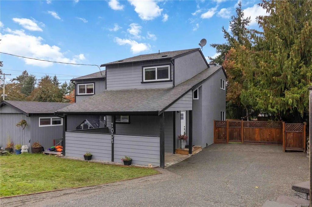 7004 Wallace Dr, Central Saanich