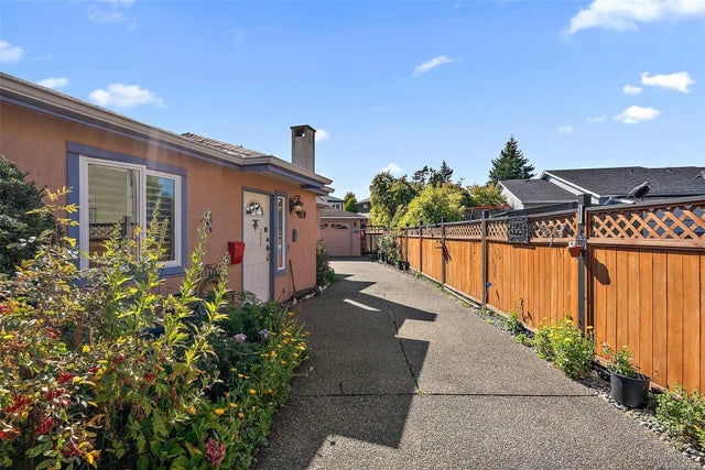 2 of 29 - 10386 Resthaven Dr, Sidney, BC