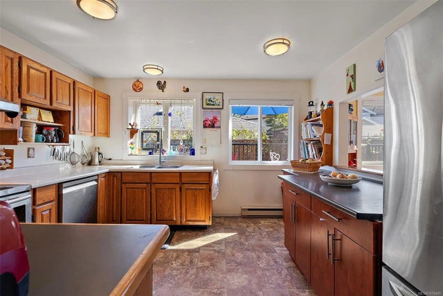 5 of 29 - 10386 Resthaven Dr, Sidney, BC