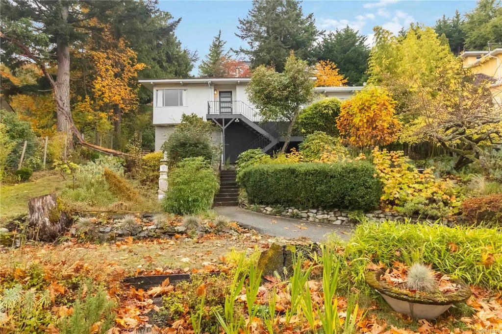 4882 Lochside Dr, Saanich