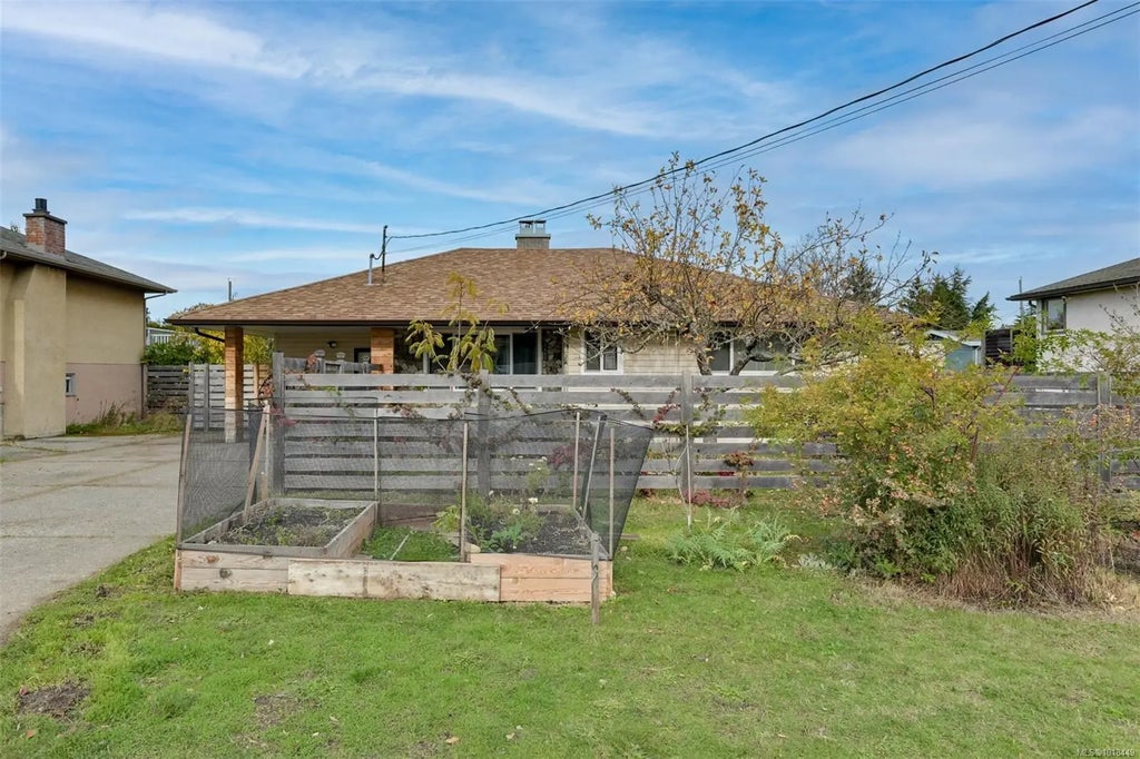 1680 Sheridan Ave, Saanich
