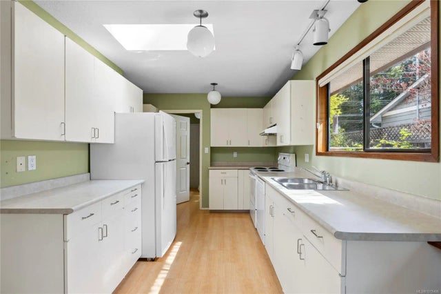 3 of 39 - 496 Crescent Rd W, Qualicum Beach, BC