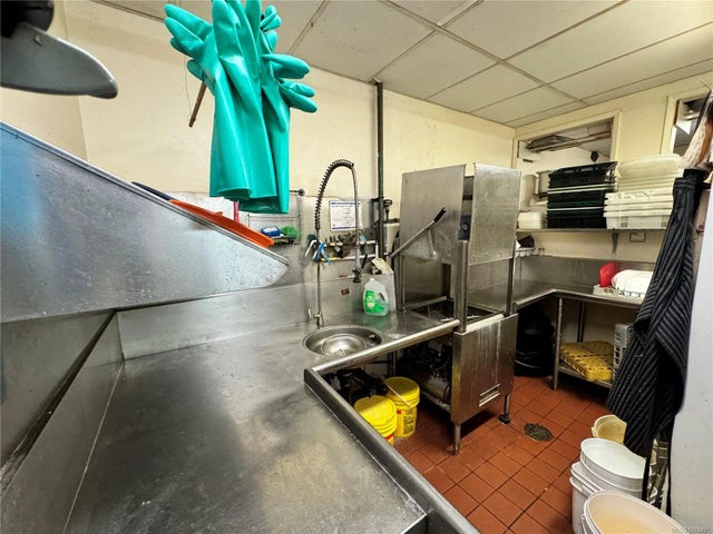 4 of 23 - 1551 Cedar Hill Cross Rd, Saanich, BC