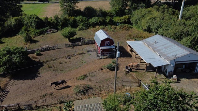 4 of 32 - 4766 Headquarters Rd, Courtenay, BC