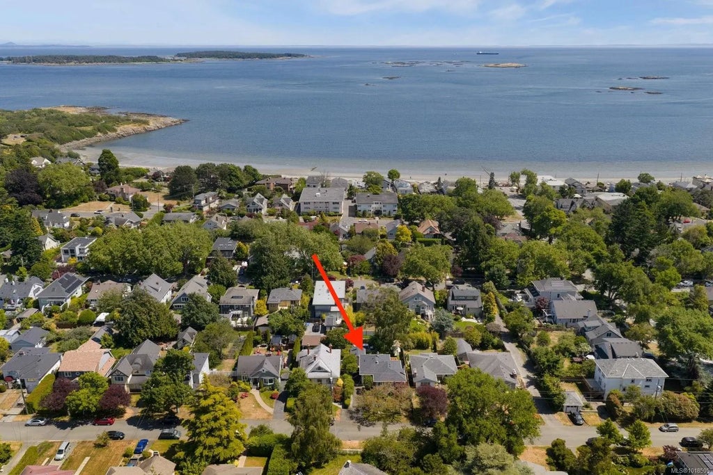 2571 Heron St, Oak Bay