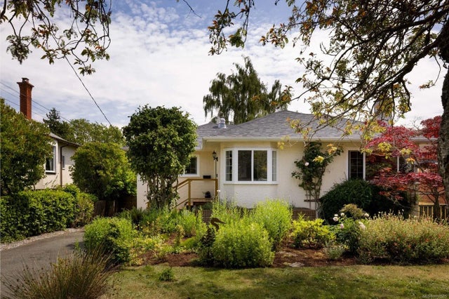 2 of 34 - 2571 Heron St, Oak Bay, BC