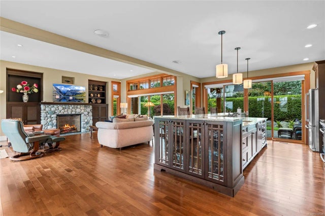 4 of 98 - 942 Bluffs Dr, Qualicum Beach, BC