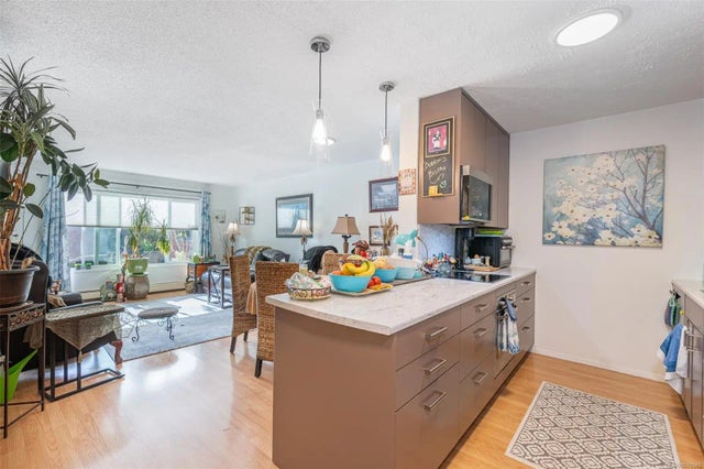 2 of 32 - 10110 Fifth St 114, Sidney, BC