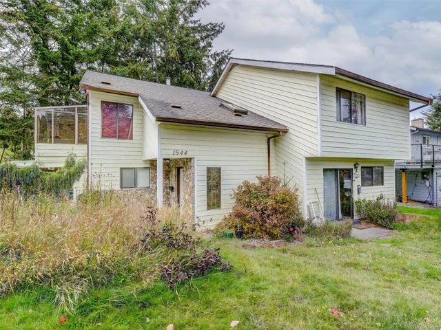 1 of 25 - 1544 Granada Cres, Saanich, BC