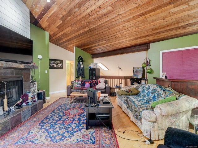 2 of 25 - 1544 Granada Cres, Saanich, BC