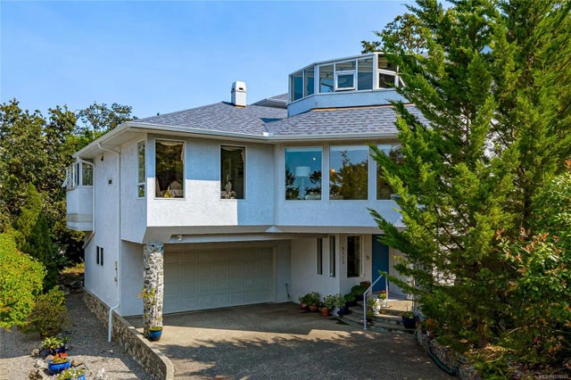 1 of 68 - 3713 Pointer Pl, Saanich, BC