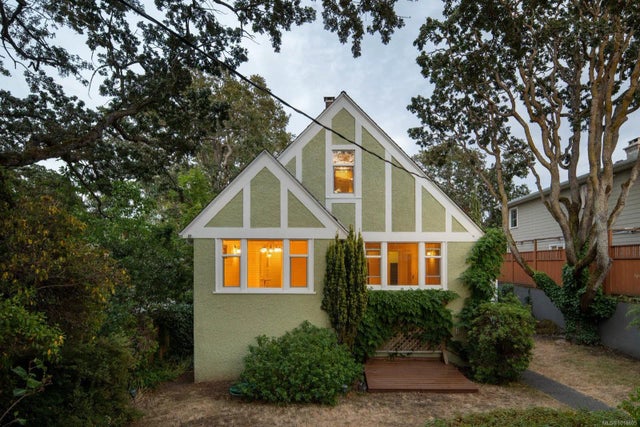 1 of 52 - 1959 Hampshire Rd, Oak Bay, BC