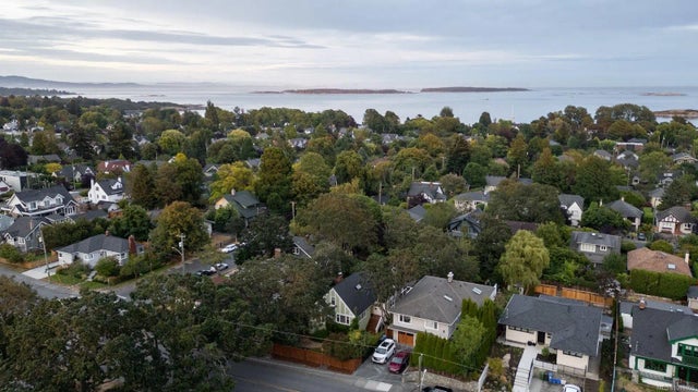 4 of 52 - 1959 Hampshire Rd, Oak Bay, BC