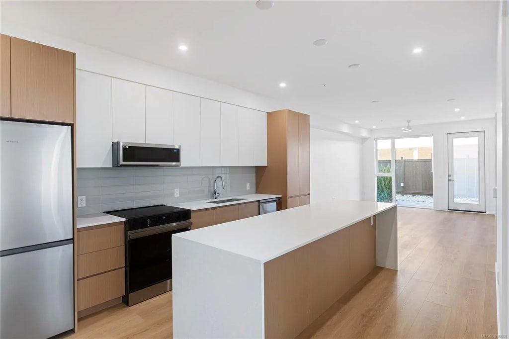 2374 Oakville Ave 109, Sidney