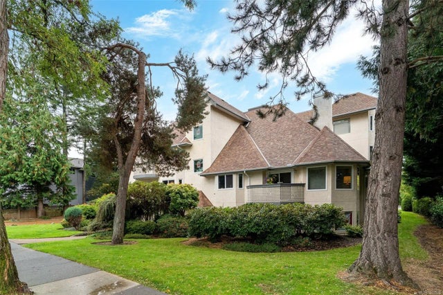 1 of 18 - 9882 Fifth St 213, Sidney, BC