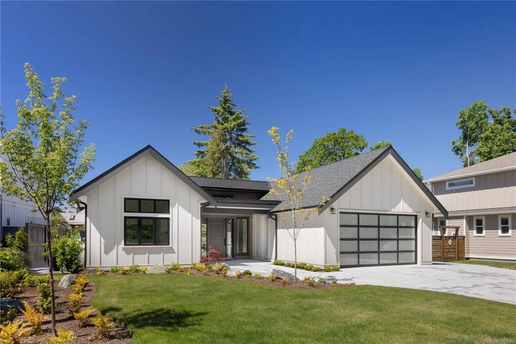 10210 Tsaykum Rd, North Saanich