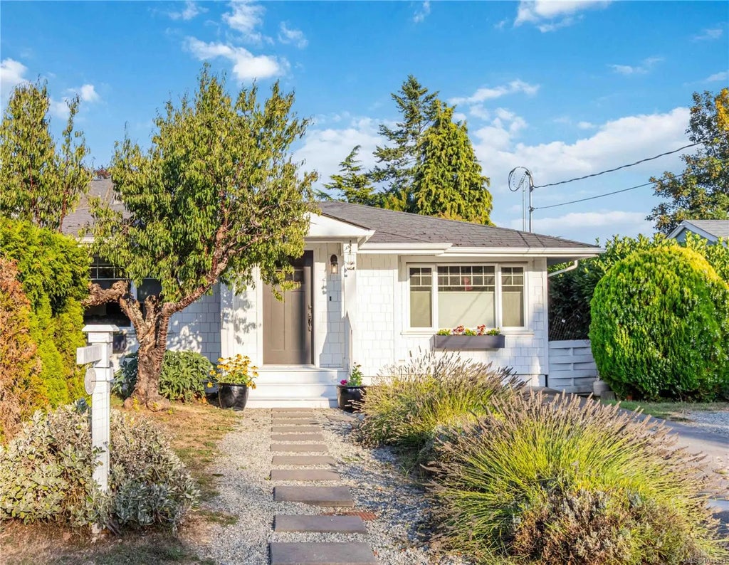 2951 Dean Ave, Saanich