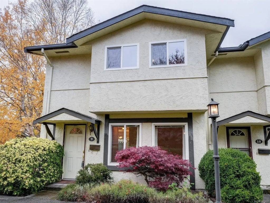 1741 Mckenzie Ave 9, Saanich