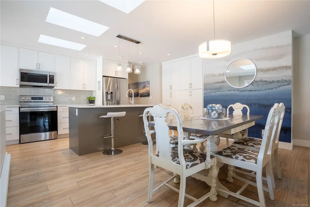 812 Mann Ave, Saanich