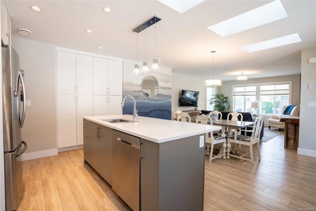 2 of 37 - 812 Mann Ave, Saanich, BC