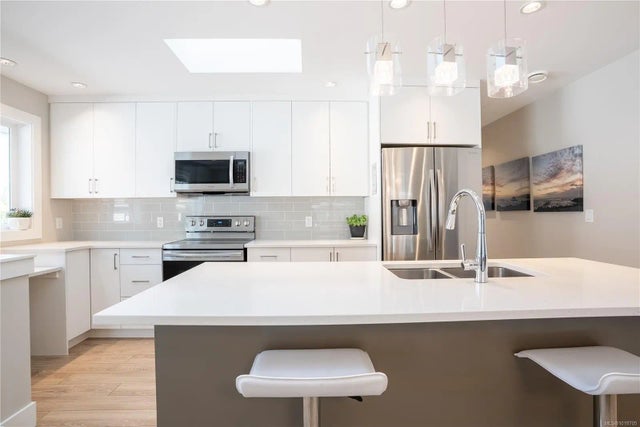 3 of 37 - 812 Mann Ave, Saanich, BC