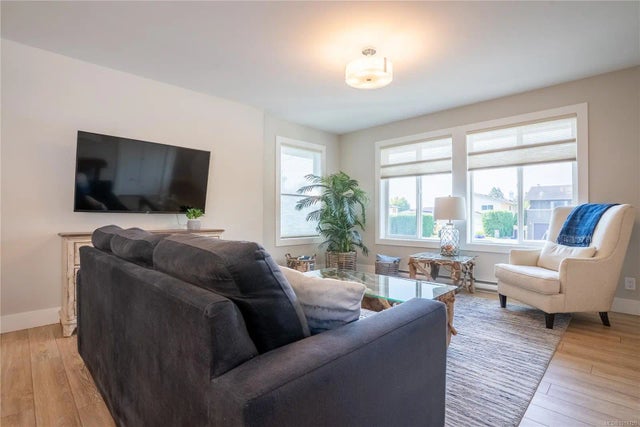 5 of 37 - 812 Mann Ave, Saanich, BC