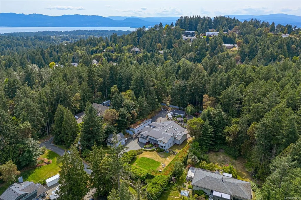 11376 Osprey Pl, North Saanich