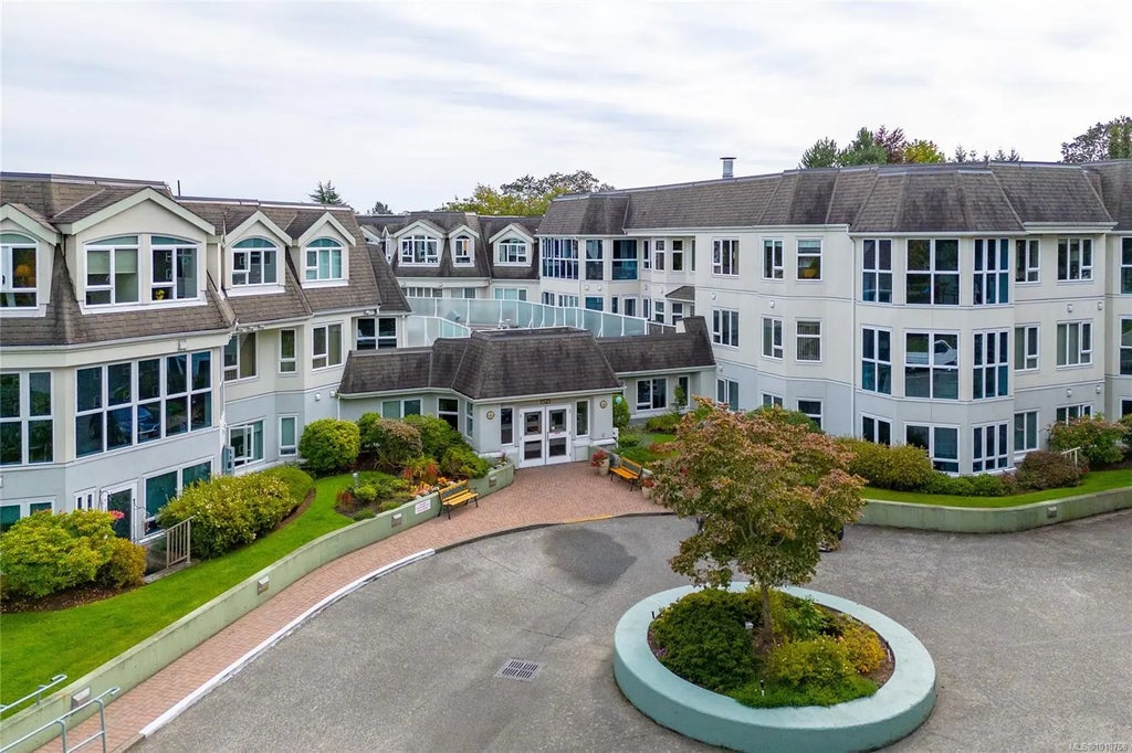 1521 Church Ave 105, Saanich
