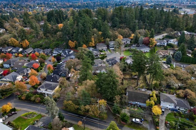 1 of 18 - 3845 Wilkinson Rd, Saanich, BC