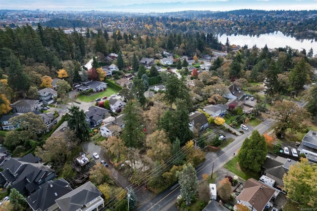 4 of 18 - 3845 Wilkinson Rd, Saanich, BC