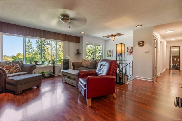 2 of 47 - 43 Roberta Rd E, Nanaimo, BC