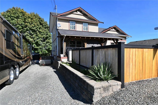 2 of 37 - 820 10th Ave, Campbell River, BC