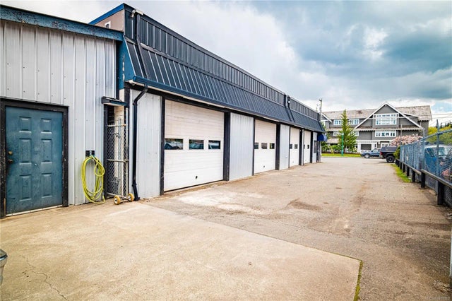 1 of 10 - 123 Fourth Ave E, Qualicum Beach, BC