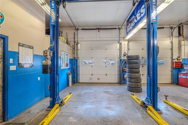 2 of 10 - 123 Fourth Ave E, Qualicum Beach, BC