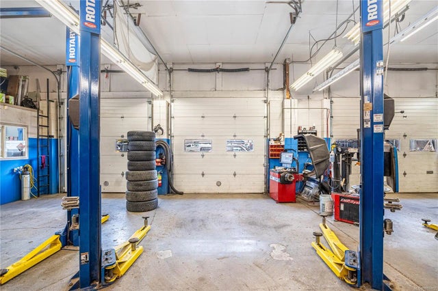 3 of 10 - 123 Fourth Ave E, Qualicum Beach, BC