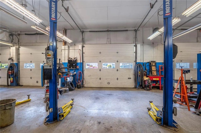 4 of 10 - 123 Fourth Ave E, Qualicum Beach, BC