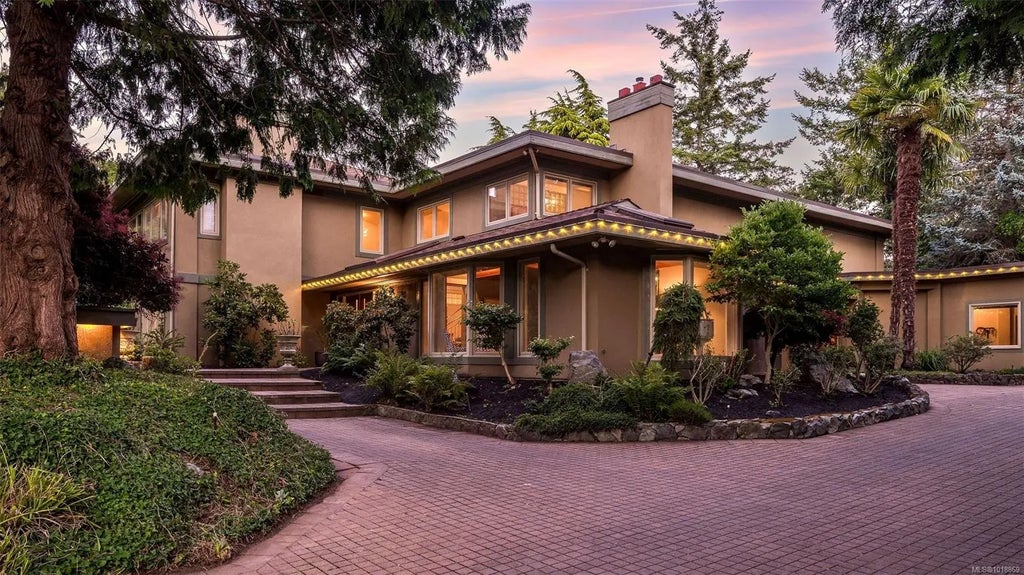 2895 Lansdowne Rd, Oak Bay