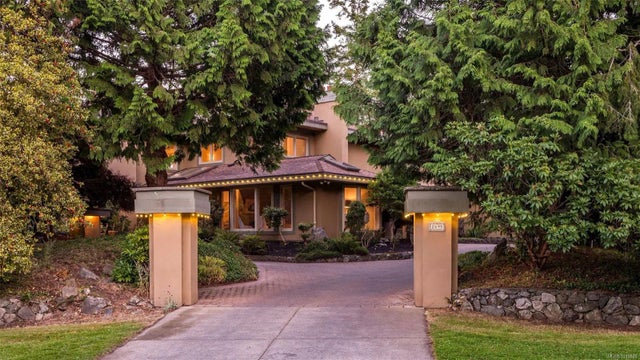 2 of 60 - 2895 Lansdowne Rd, Oak Bay, BC