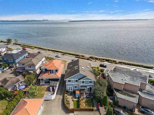 2 of 38 - 9452 Lochside Dr, Sidney, BC