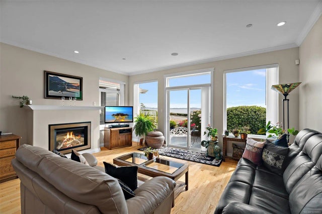 4 of 38 - 9452 Lochside Dr, Sidney, BC